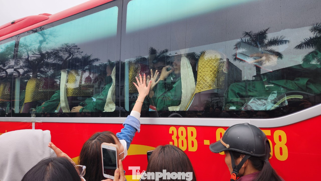 Những bàn tay vẫy chào tân binh khi xe lăn bánh