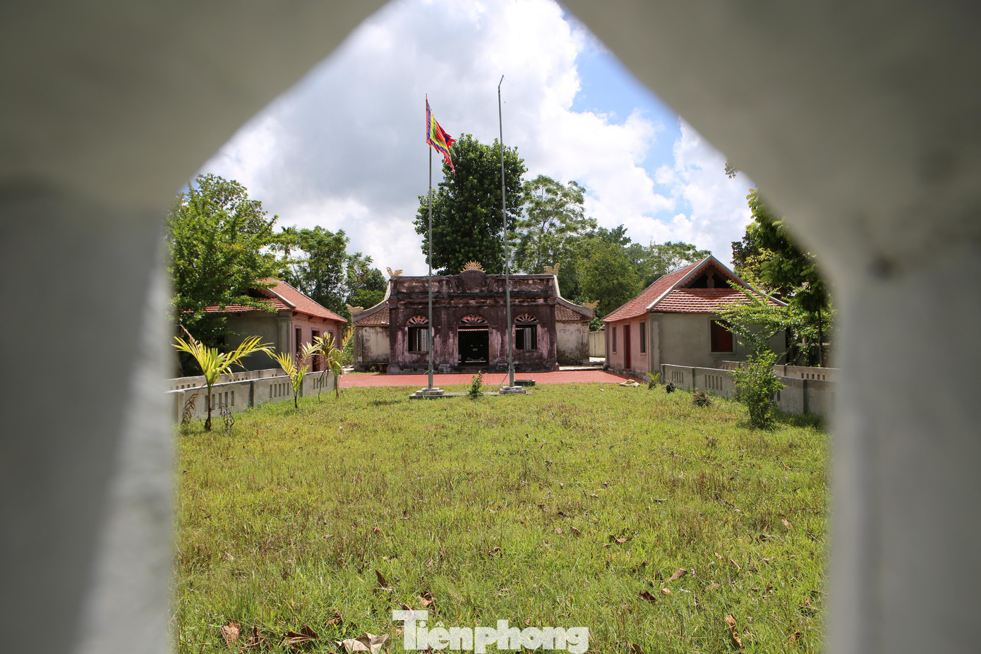 Đền Gôi Vị tại xã Sơn Hòa (nay là An Hoà Thịnh), huyện Hương Sơn, tỉnh Hà Tĩnh. Đền này trước đây gọi là đền Tiết Phụ, được xây dựng năm 1717, niên hiệu Vĩnh Thịnh năm thứ 13, vua Lê Dụ Tông.