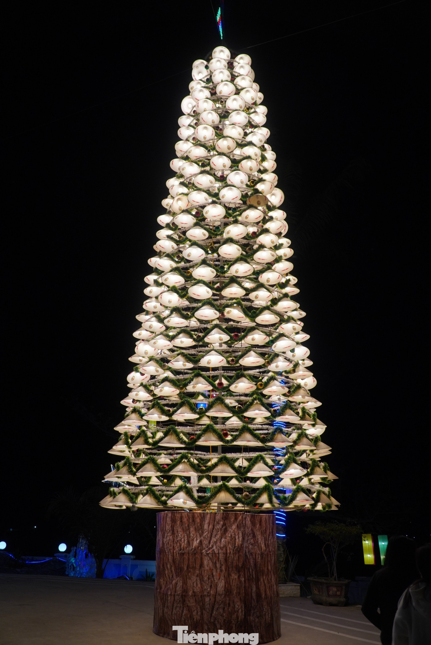 Theo Ban Hành Giáo xứ Đức Vọng, cây thông có chiều cao khoảng 25m, được làm từ thép và khung sắt, phần đế có trục xoay.