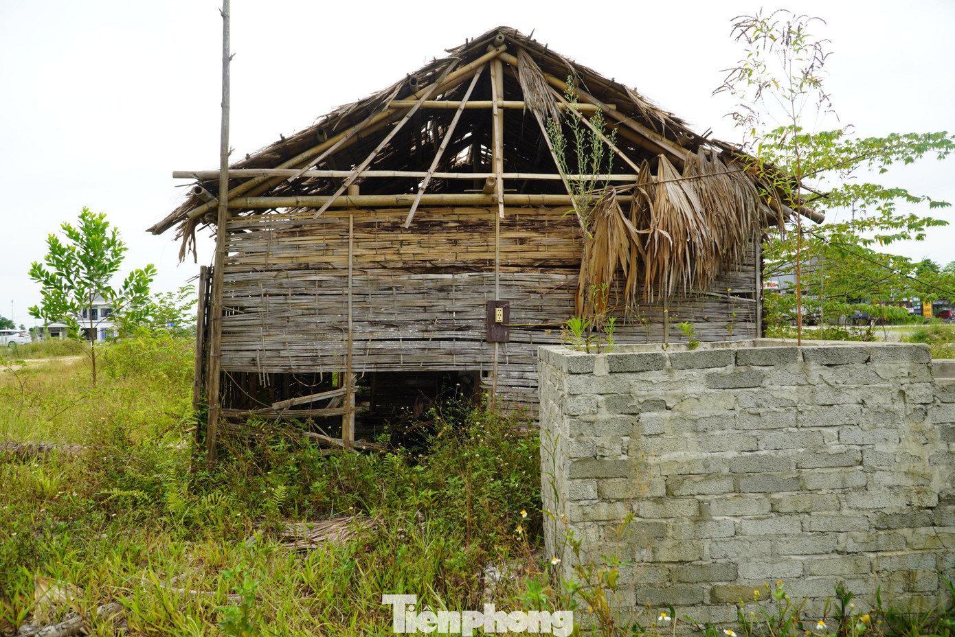 Nhà để vật liệu xây dựng đã hư hỏng sau thời gian dài không sử dụng. Nhà để vật liệu xây dựng đã hư hỏng sau thời gian dài không sử dụng.