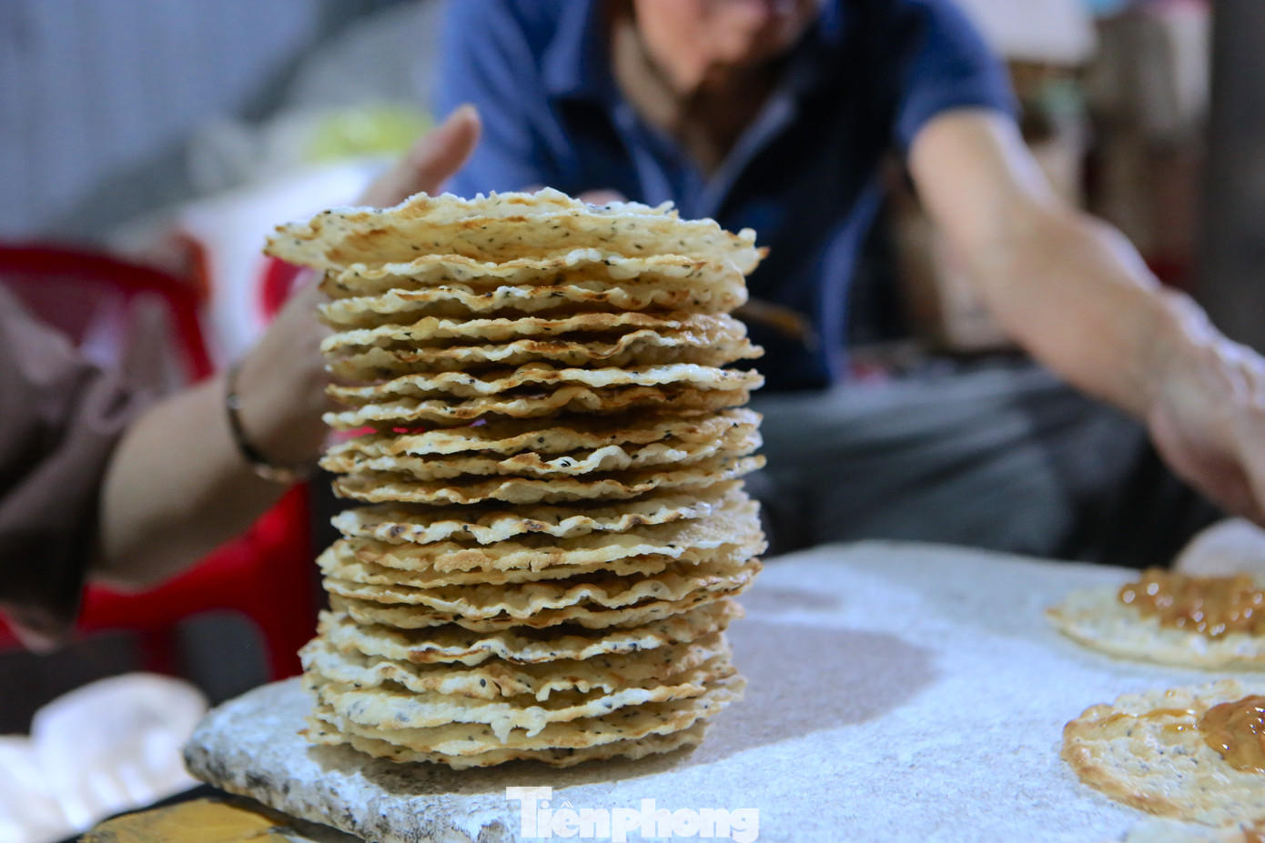 Nhiều gia đình làm thành khuôn tròn theo bánh tráng, nhưng cũng có người bẻ bánh gập làm đôi theo hình cung trăng. Dù theo hình dáng nào nhưng kẹo vẫn phải đúng vị Cu đơ Hương Sơn.