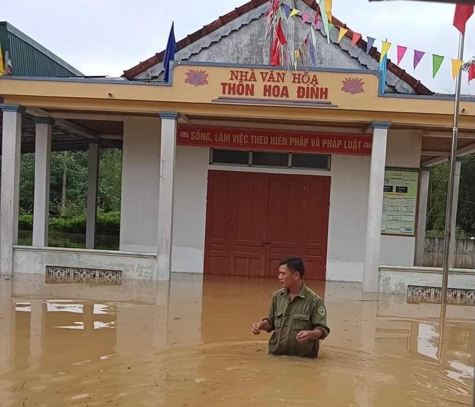 Nhà văn hoá thôn Hoa Đình, xã Bùi Xá (huyện Đức Thọ) ngập sâu. (Ảnh TH Đức Thọ).