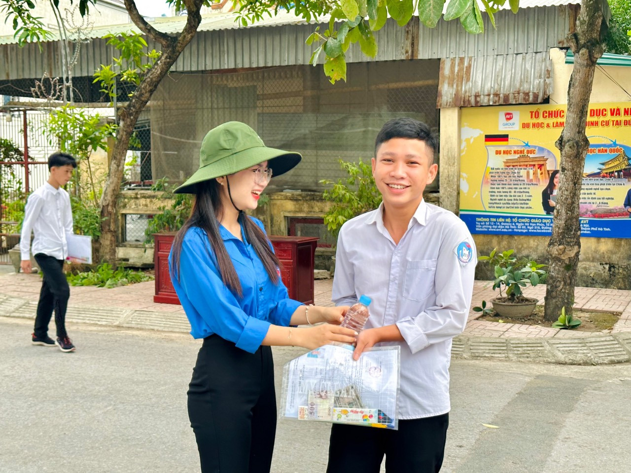 Tại các điểm thi lực lượng thanh niên có mặt để hỗ trợ nước uống cho các thí sinh.