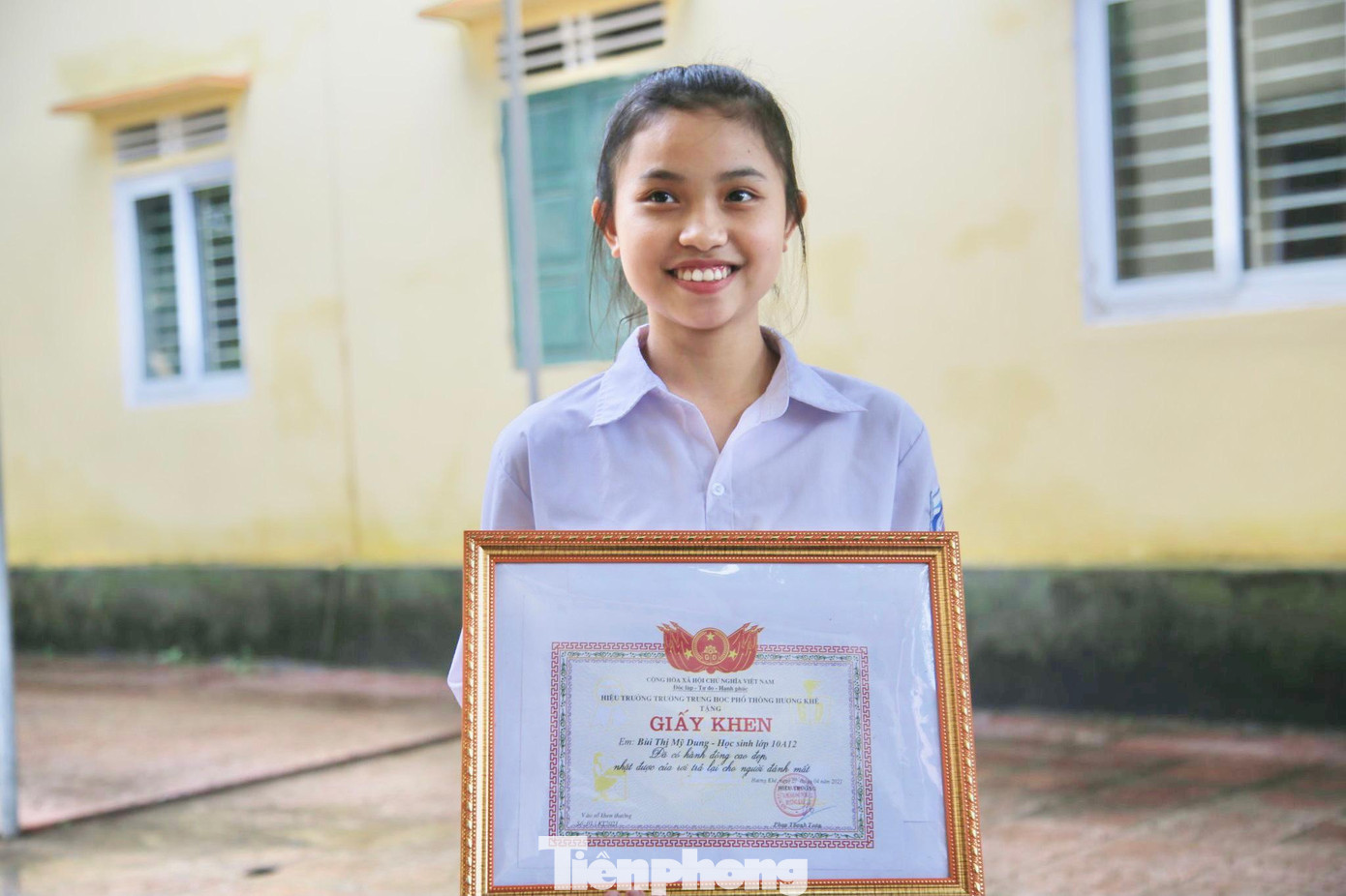 Em Dung hạnh phúc khi được nhận bằng khen của trường. Em Dung hạnh phúc khi được nhận bằng khen của trường.