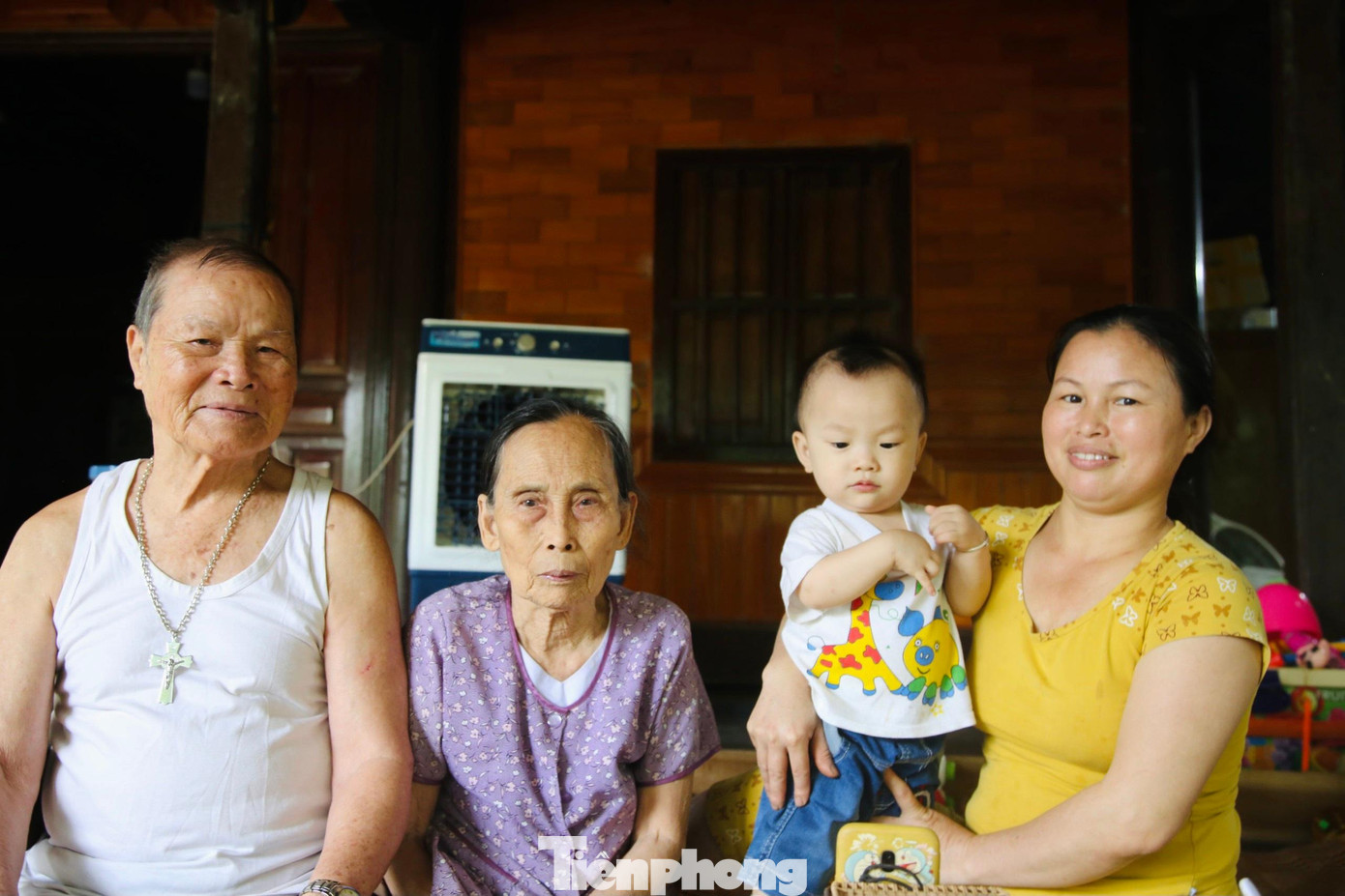 Hiện Dung cùng mẹ và em đang sinh sống tại nhà ông bà ngoại. Hiện Dung cùng mẹ và em đang sinh sống tại nhà ông bà ngoại.