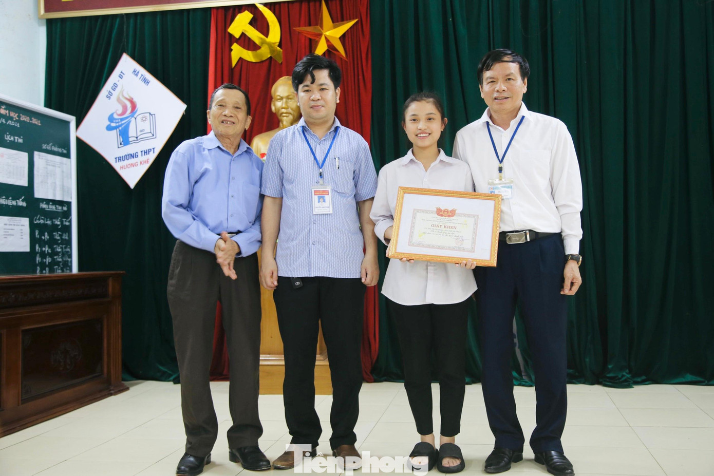 Em Dung được nhận bằng khen của trường sau hành động đẹp. Em Dung được nhận bằng khen của trường sau hành động đẹp.