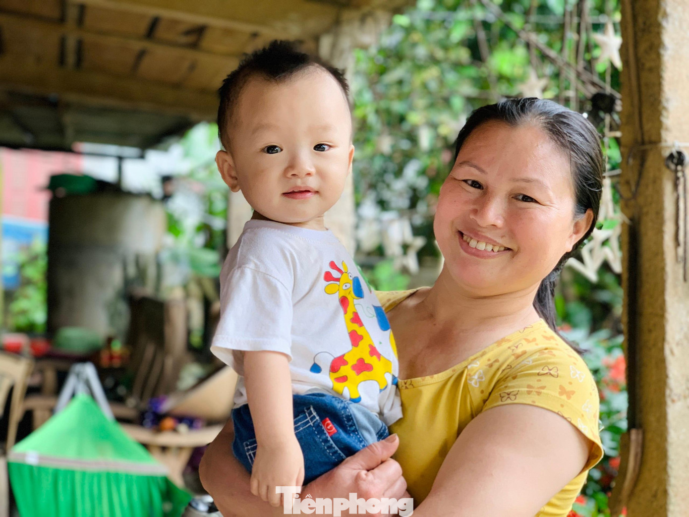 Mẹ cùng em trai Dung tự hào sau hành động của con gái. Mẹ cùng em trai Dung tự hào sau hành động của con gái.