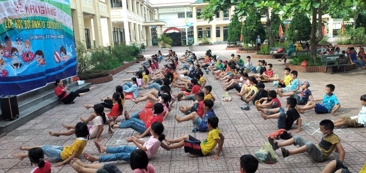 Hương Sơn là huyện miền núi có số lượng ao, hồ, đập rất nhiều. Nơi đây hàng năm xảy ra không ít vụ tai nạn đuối, để lại nỗi đau cho gia đình, người thân. Với mong muốn tạo cho các em kỹ năng bơi lội để phòng chống đuối nước, các đoàn xã trên địa bàn huyện đã phối hợp mở 37 lớp học, với khoảng 1.000 học viên tham gia từ đầu hè đến nay. Trong ảnh là lớp học bơi tại xã Sơn Ninh. Hương Sơn là huyện miền núi có số lượng ao, hồ, đập rất nhiều. Nơi đây hàng năm xảy ra không ít vụ tai nạn đuối, để lại nỗi đau cho gia đình, người thân. Với mong muốn tạo cho các em kỹ năng bơi lội để phòng chống đuối nước, các đoàn xã trên địa bàn huyện đã phối hợp mở 37 lớp học, với khoảng 1.000 học viên tham gia từ đầu hè đến nay. Trong ảnh là lớp học bơi tại xã Sơn Ninh.