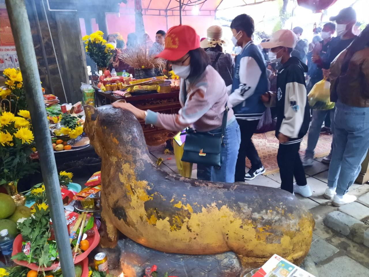 Nhiều người dân lên chùa Hương Tích (Hà Tĩnh) để thăm quan, chiêm ngưỡng đệ nhất danh lam và sờ tượng hổ để cầu tài lộc trong ngày đầu năm mới.