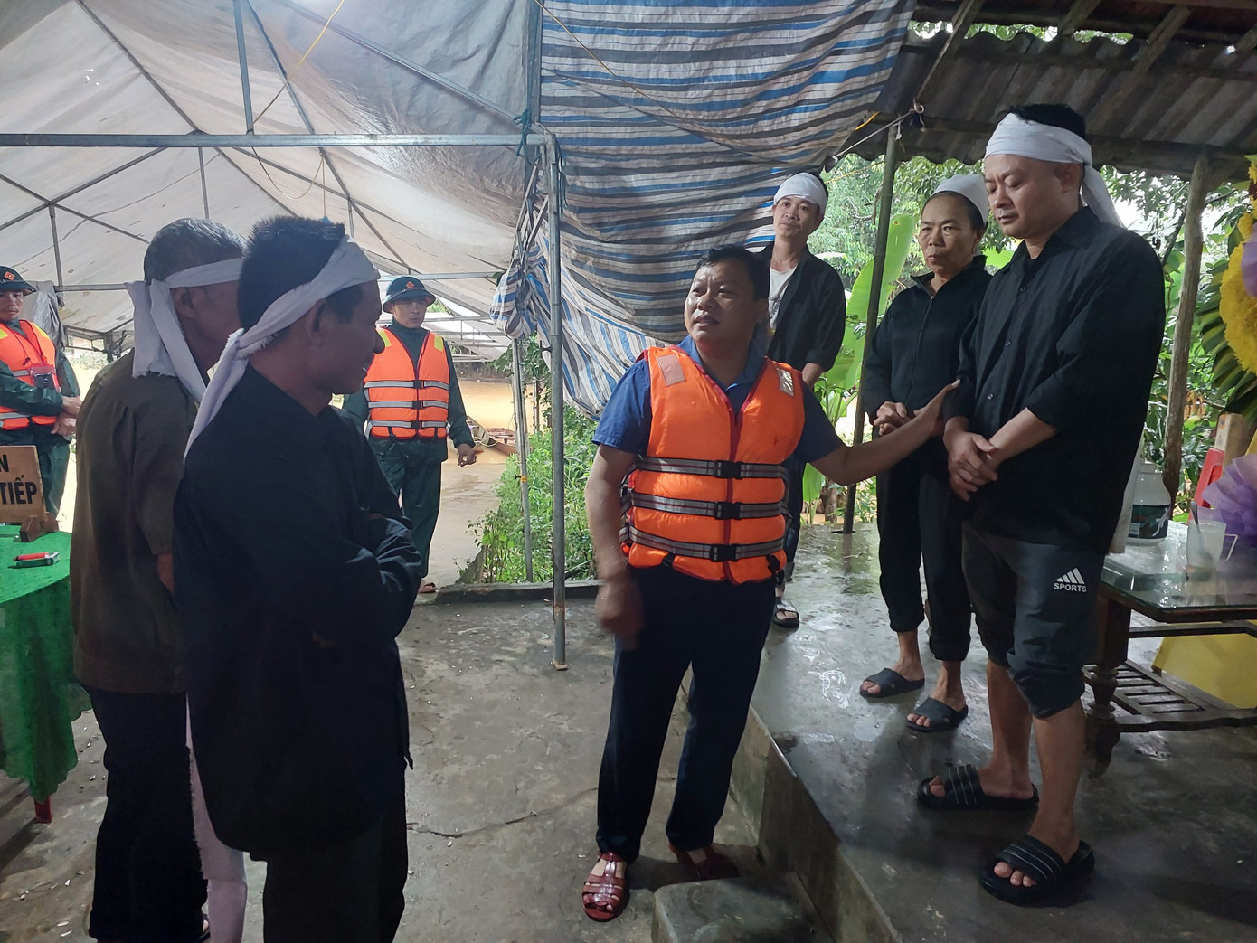 Chính quyền địa phương đến thăm hỏi động viên gia đình anh Hứa. Chính quyền địa phương đến thăm hỏi động viên gia đình anh Hứa.