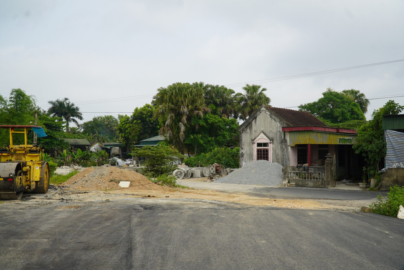 Sau nhiều năm thực hiện, đến nay dự án vẫn ì ạch tiến độ do vướng mặt bằng. Theo ghi nhận, tuyến đường được mở rộng khoảng 26m. Hiện còn khoảng 200m đang vướng mặt bằng, chưa triển khai xây dựng.