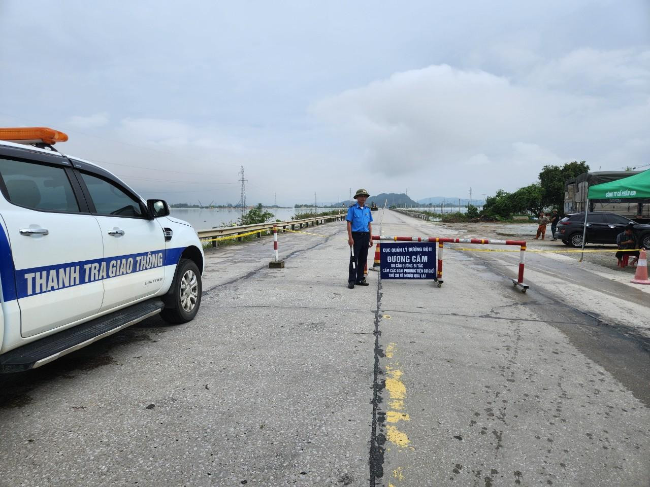 Lực lượng chốt chặn không cho phương tiện vào khu vực nguy hiểm để đảm bảo an toàn giao thông. Lực lượng chốt chặn không cho phương tiện vào khu vực nguy hiểm để đảm bảo an toàn giao thông.