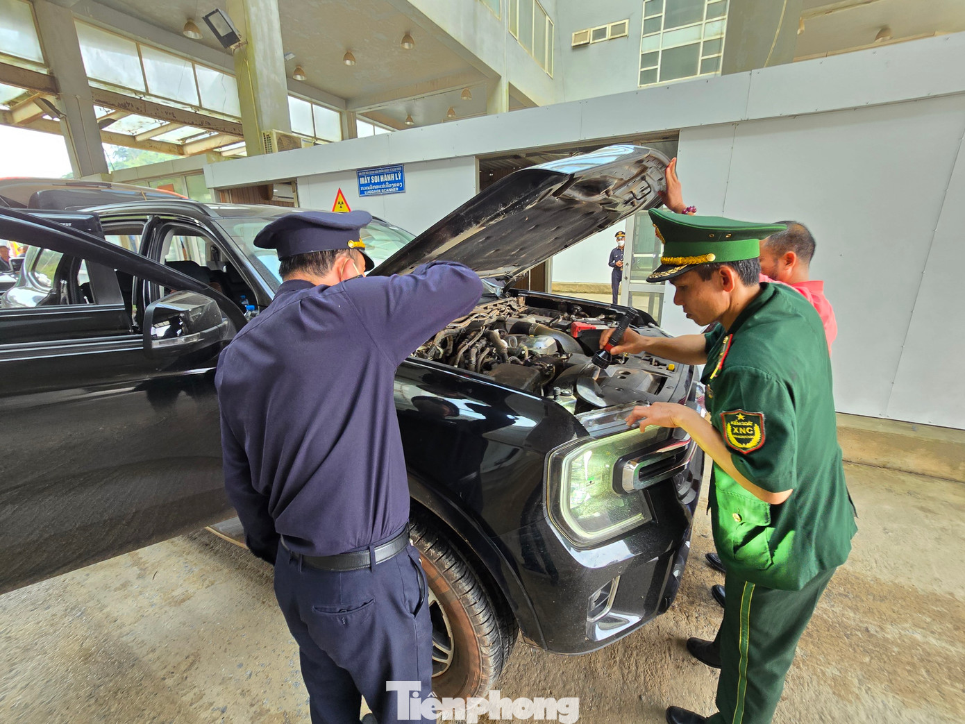Việc kiểm tra tại các xe, hàng hoá được lực lượng biên phòng và hải quan thực hiện ráo riết.