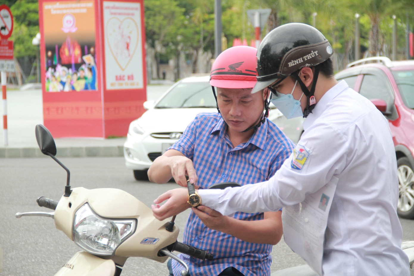 Phụ huynh cũng tháo đồng hồ cho con trai trước khi vào phòng thi.