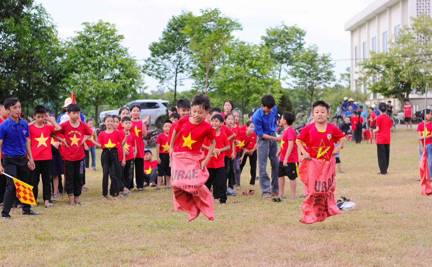 Chương trình cũng tổ chức nhiều trò chơi dân gian thu hút đông đảo nhân dân, đoàn viên, thanh thiếu nhi tham gia.
