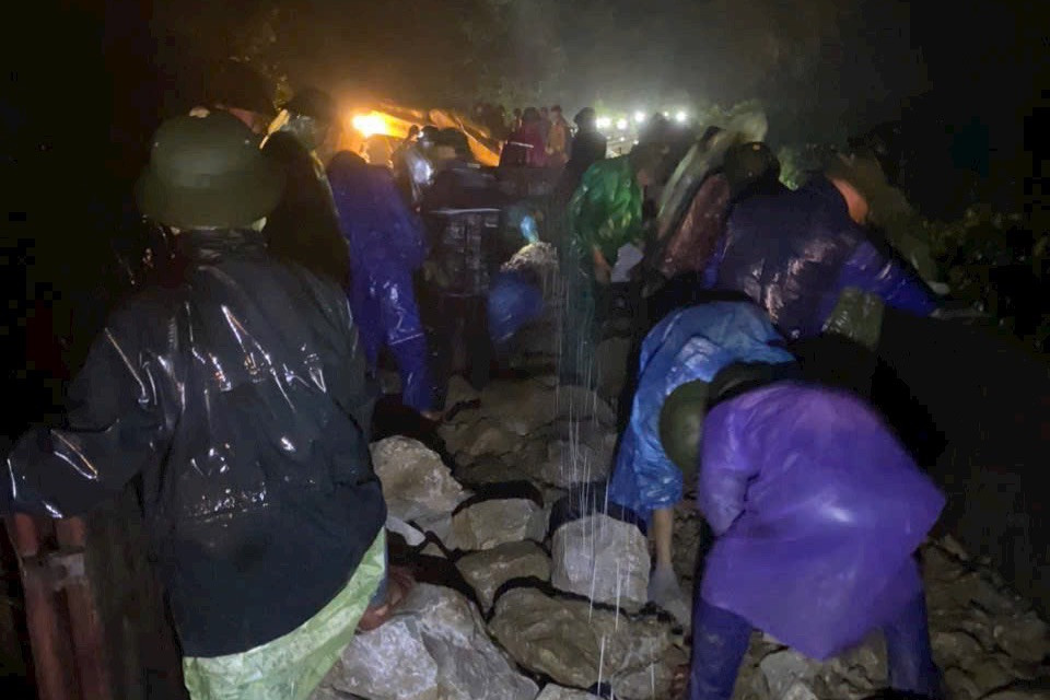 Mưa lớn khiến công tác khắc phục sự cố gặp nhiều khó khăn. Mưa lớn khiến công tác khắc phục sự cố gặp nhiều khó khăn.