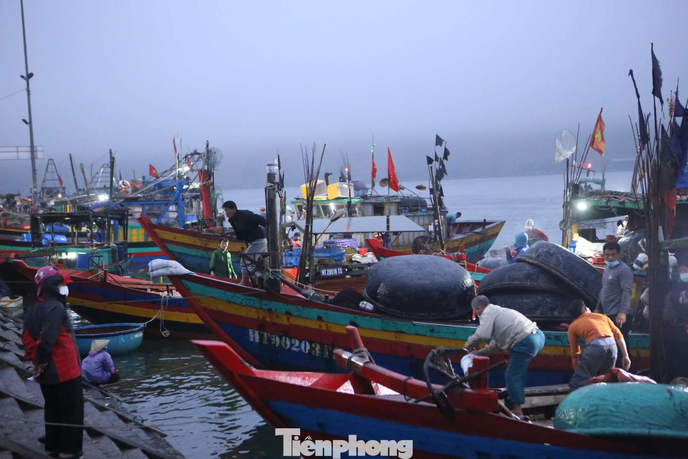 Trước ngày không khí lạnh tăng cường, nhiệt độ giảm sâu, các tàu thuyền đánh bắt xa bờ của ngư dân Hà Tĩnh vào cập cảng, cá tôm đầy khoang.