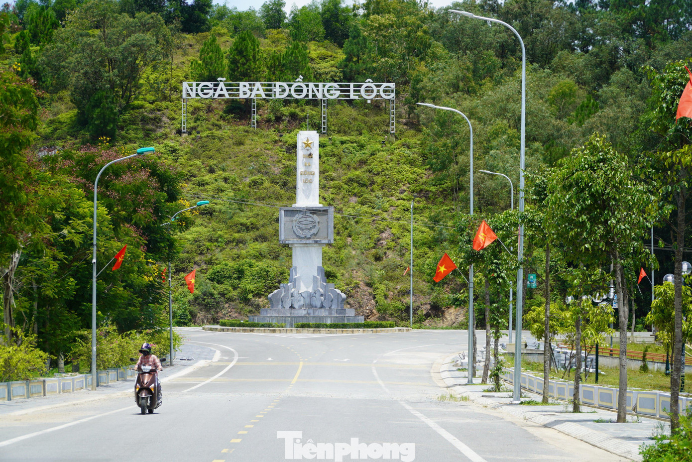 Trưa 24/7/1968, Tiểu đội 4 - Thanh niên xung phong (thuộc Đại đội 2, Tổng đội 55) gồm 10 cô gái được giao nhiệm vụ san lấp hố bom và sửa đường để thông xe sau các đợt ném bom của máy bay địch. Buổi chiều cùng ngày, trận bom thứ 15 dội xuống Đồng Lộc, một quả bom rơi trúng cửa hầm nơi các nữ thanh niên xung phong trú ẩn. Hầm sập, các chị hy sinh khi tuổi đời còn rất trẻ, người trẻ nhất mới 17, ba chị lớn nhất cùng 24 tuổi.