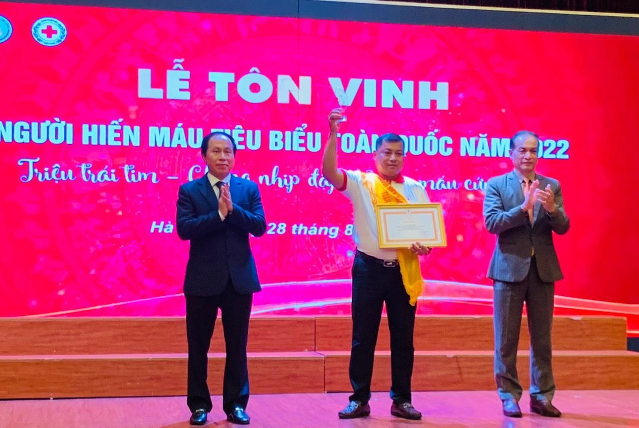 Thầy Lê Nam được vinh danh người hiến máu tiêu biểu toàn quốc năm 2022. Thầy Lê Nam được vinh danh người hiến máu tiêu biểu toàn quốc năm 2022.