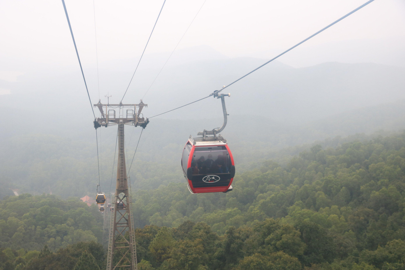 Do tình hình dịch phức tạp nên du khách đến với chùa Hương Tích năm nay đều phải thực hiện 5K của Bộ Y tế. Trong ảnh người dân sử dụng cáp treo để lên chùa Hương.