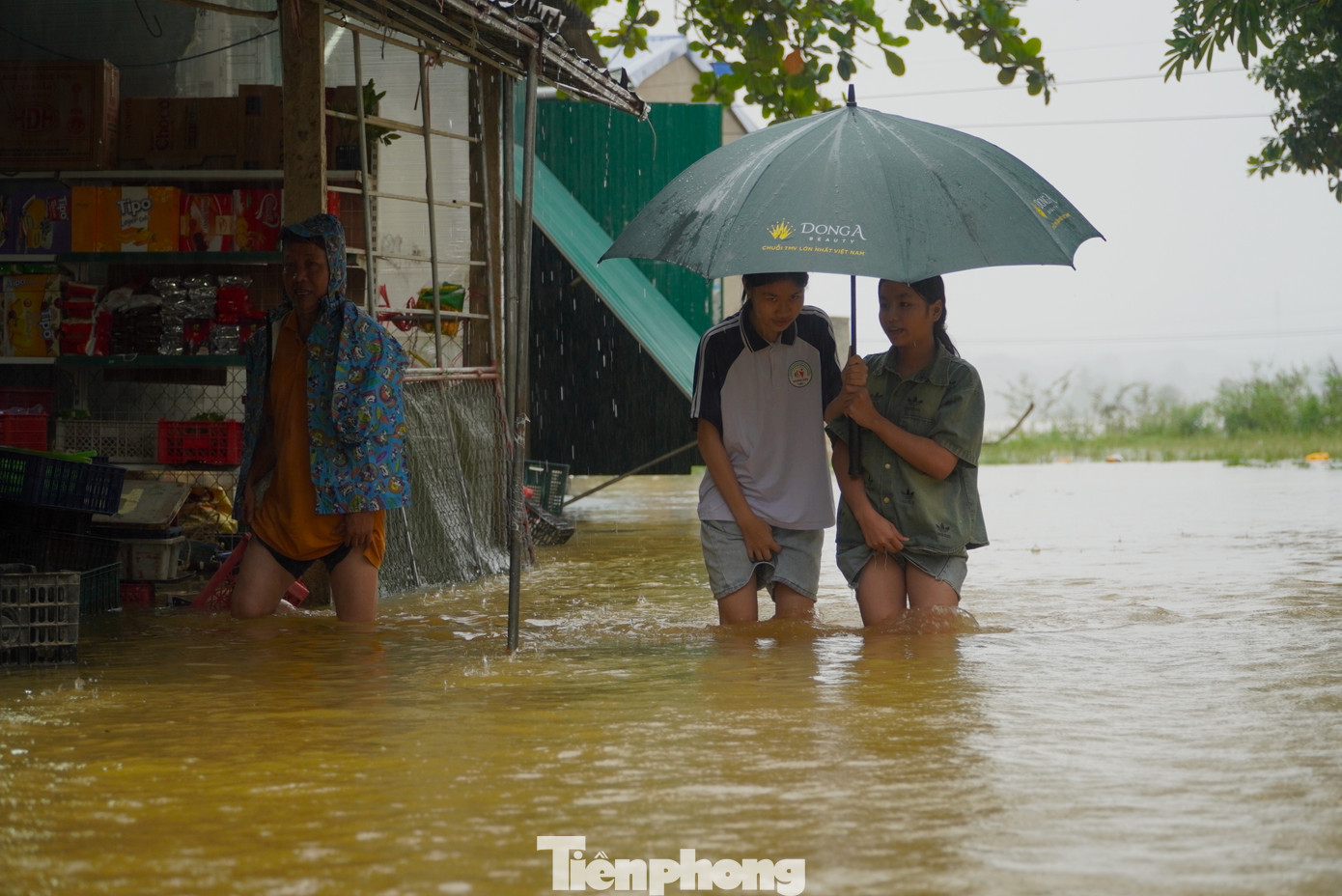 Mỗi lần nước lũ dâng cao, cuộc sống người dân vùng này lại bị đảo lộn. Nhưng hầu như năm nào cũng hứng chịu một vài đợt lũ nên người dân đã dần thích nghi và có phương án bảo vệ tài sản.