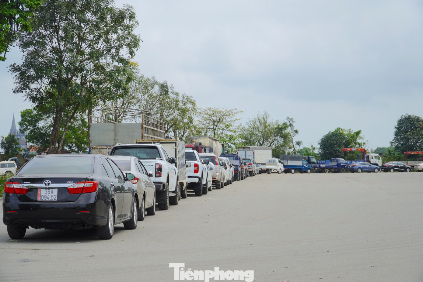 Công ty cổ phần đăng kiểm Hà Tĩnh cho biết, so với thời điểm trước tết, số lượng xe tới kiểm định không cao bằng. Tuy nhiên, đợt này chủ yếu là xe tải, vì mất nhiều thời gian để kiểm định nên dẫn tới tình trạng phương tiện xếp hàng chờ lượt tại trung tâm đăng kiểm.