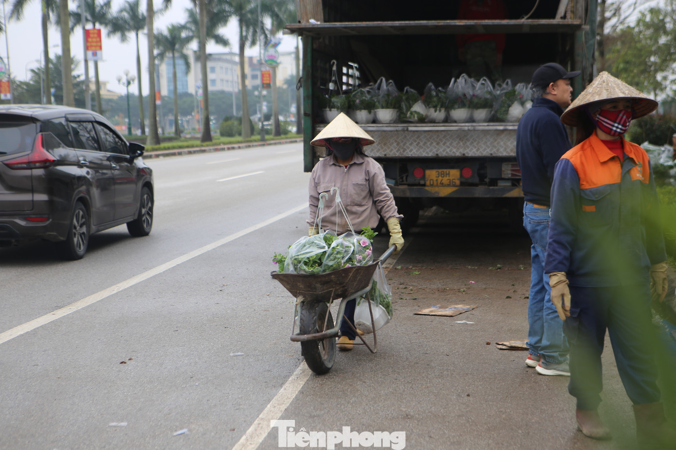 Hàng hóa đổ về nhiều, những người phụ nữ được thuê bốc hàng hoá làm việc không ngơi tay.