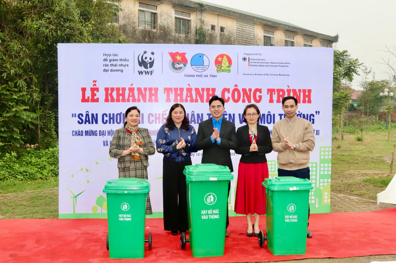 Chương trình cũng trao tặng thùng đựng rác thải tại công trình thanh niên. Chương trình cũng trao tặng thùng đựng rác thải tại công trình thanh niên.