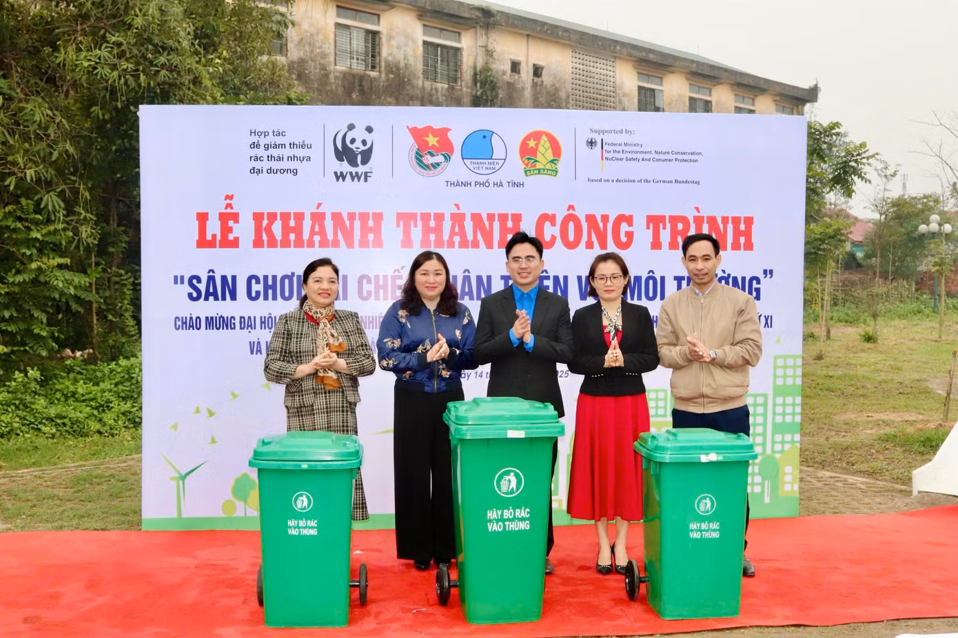 Chương trình cũng trao tặng thùng đựng rác thải tại công trình thanh niên.