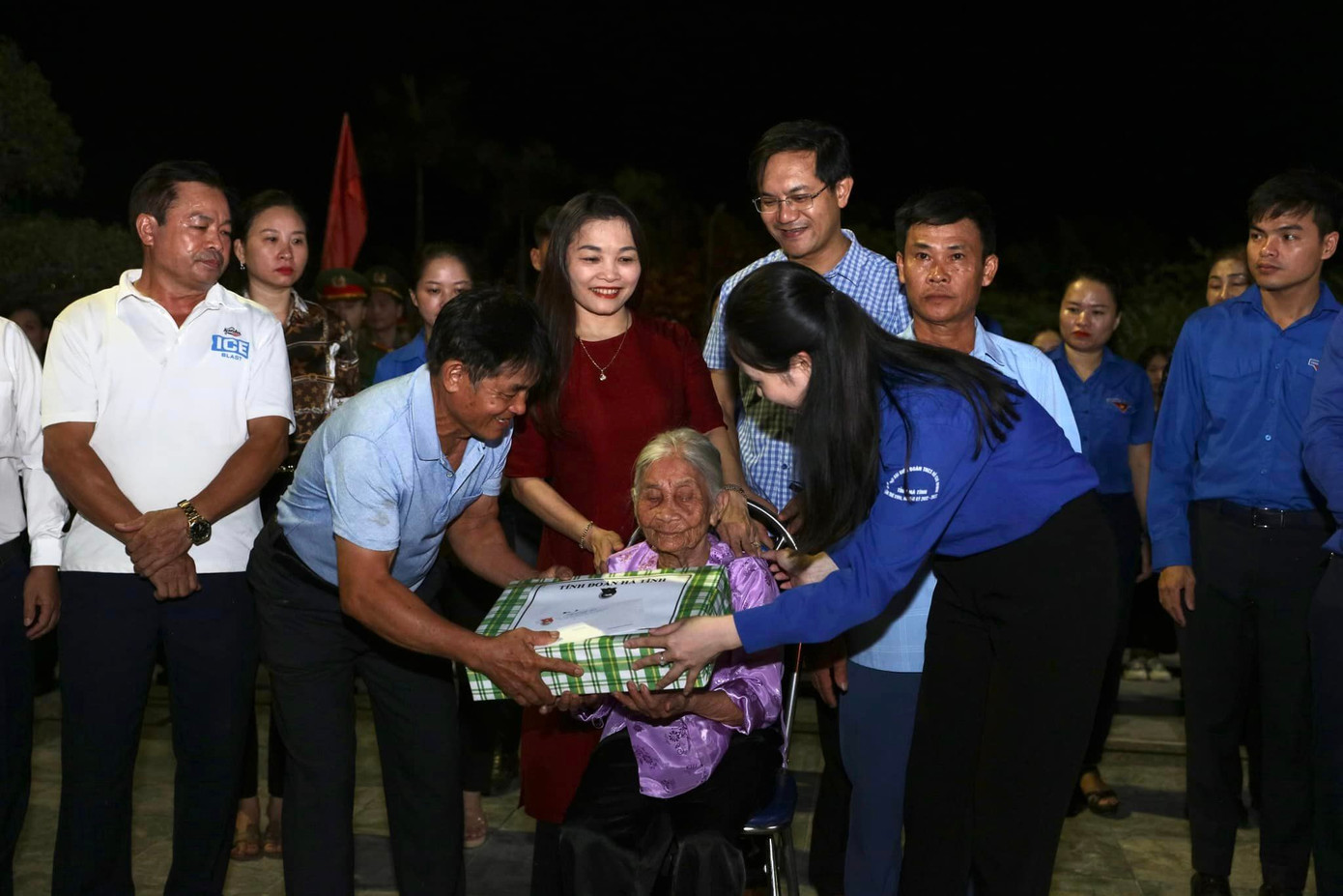 Ban Thường vụ Tỉnh Đoàn Hà Tĩnh trao quà tri ân đến thân nhân Anh hùng Liệt sỹ Lý Tự Trọng.