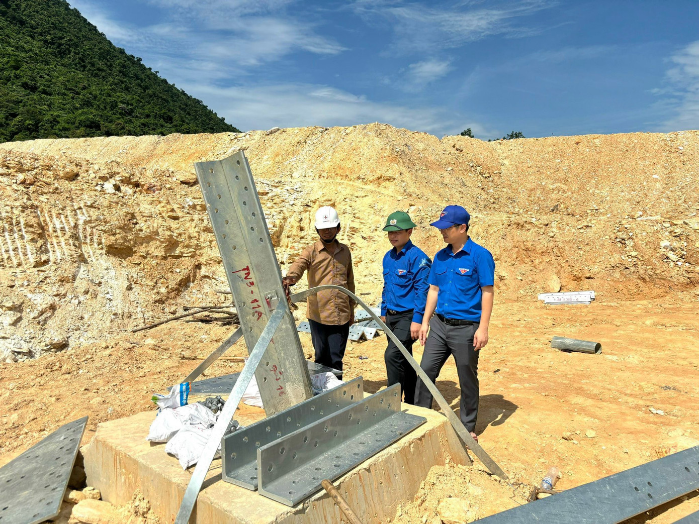 Lực lượng thanh niên khảo sát tại các vị trí cột điện để hỗ trợ đơn vị thi công. Lực lượng thanh niên khảo sát tại các vị trí cột điện để hỗ trợ đơn vị thi công.