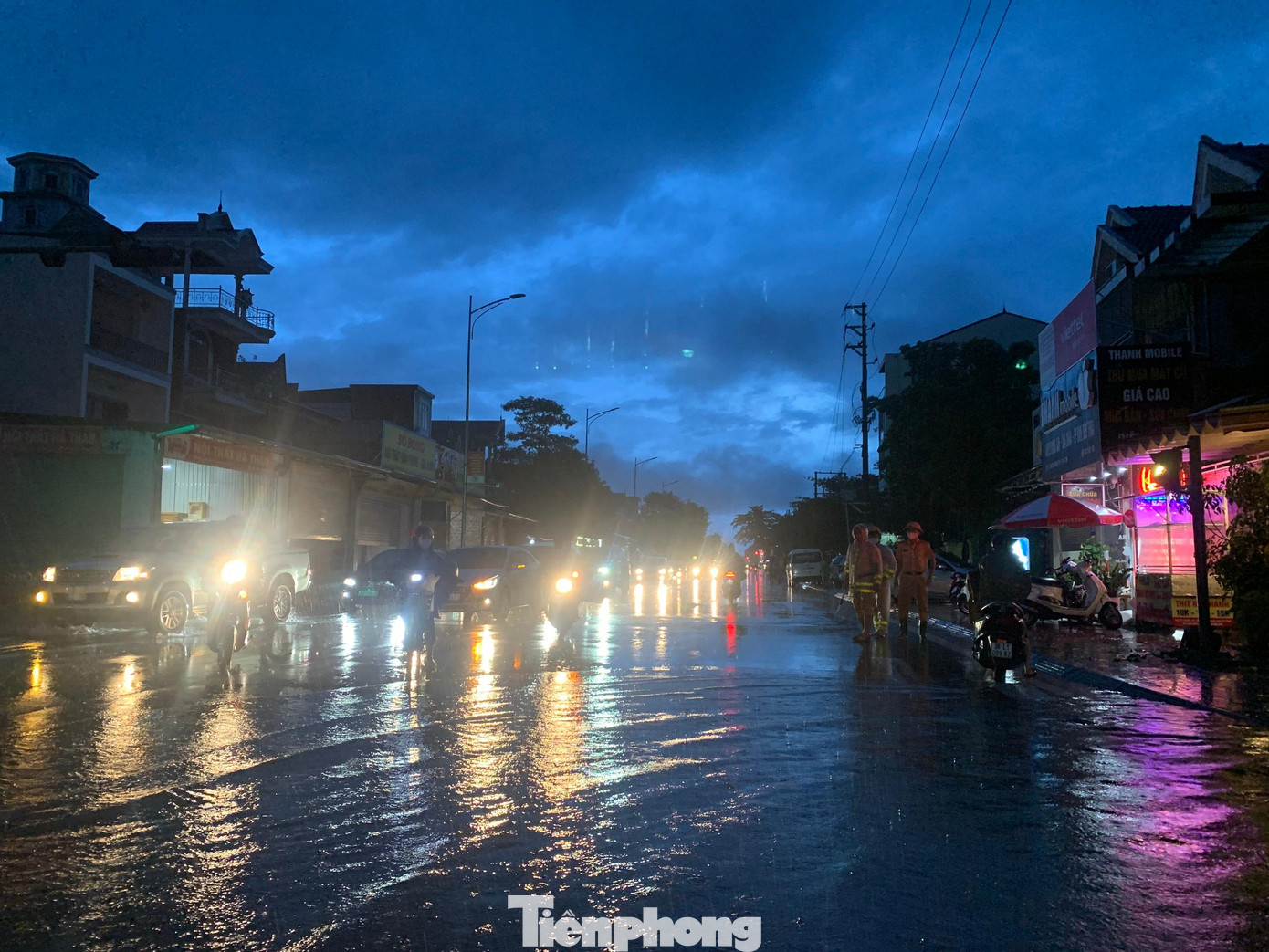 Do thời điểm vào giờ tan làm nên phương tiện qua lại đông, Công an TP Hà Tĩnh điều tiết giao thông trên đường Nguyễn Công Trứ để tránh bị ùn tắc.