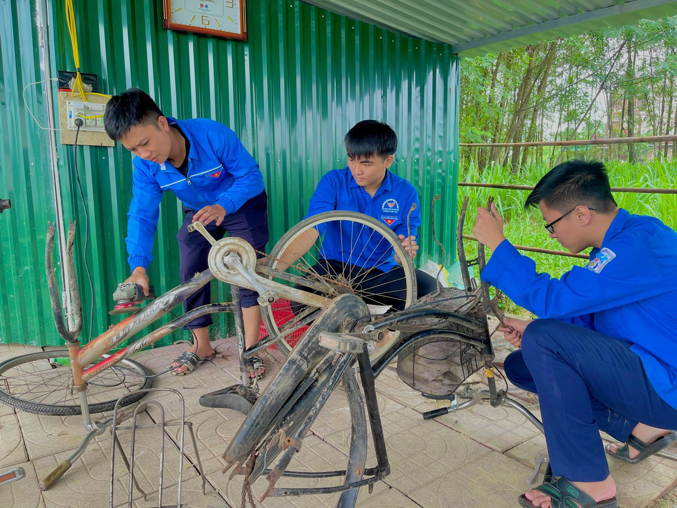 Các đoàn viên thanh niên tổ chức sửa xe miễn phí...