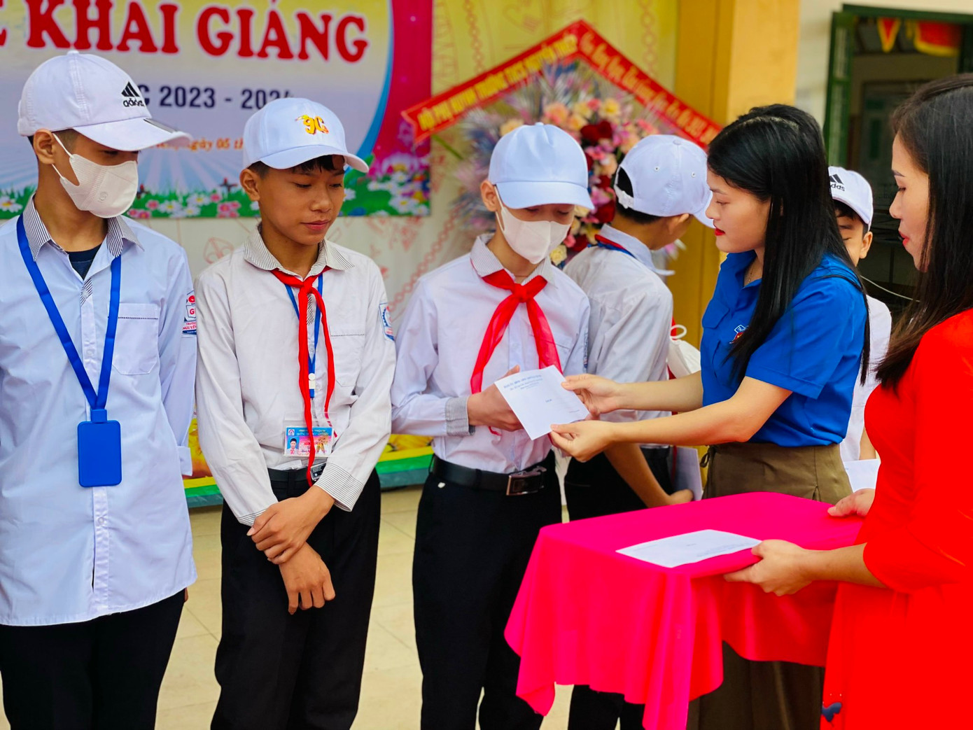 Các cơ sở Đoàn trên toàn huyện Thạch Hà đã trích quỹ từ các hoạt động, phối hợp các đơn vị tài trợ, trao tặng các suất quà cho học sinh có hoàn cảnh khó khăn vươn lên trong học tập nhân ngày Khai giảng năm học 2023 - 2024.