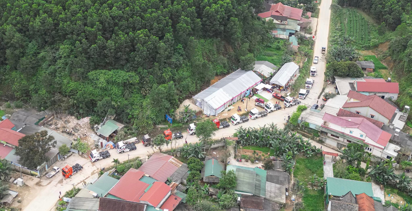 Gia đình anh Nhân có truyền thống lái xe chở hàng Việt – Lào. Anh theo nghề lái xe container cùng bố từ năm 18 tuổi. Khi bàn ý tưởng rước dâu bằng dàn xe đầu kéo container được bạn bè, người thân đồng ý. Gia đình anh Nhân có truyền thống lái xe chở hàng Việt – Lào. Anh theo nghề lái xe container cùng bố từ năm 18 tuổi. Khi bàn ý tưởng rước dâu bằng dàn xe đầu kéo container được bạn bè, người thân đồng ý.