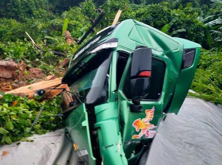 Xe đầu kéo bị vò nát. Xe đầu kéo bị vò nát.