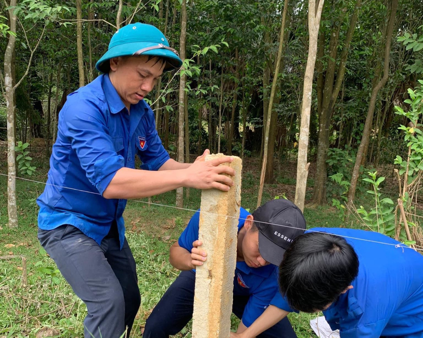 Anh Hào luôn năng nổ, nhiệt huyết làm các công tác hỗ trợ người dân địa phương xây dựng Nông thôn mới.