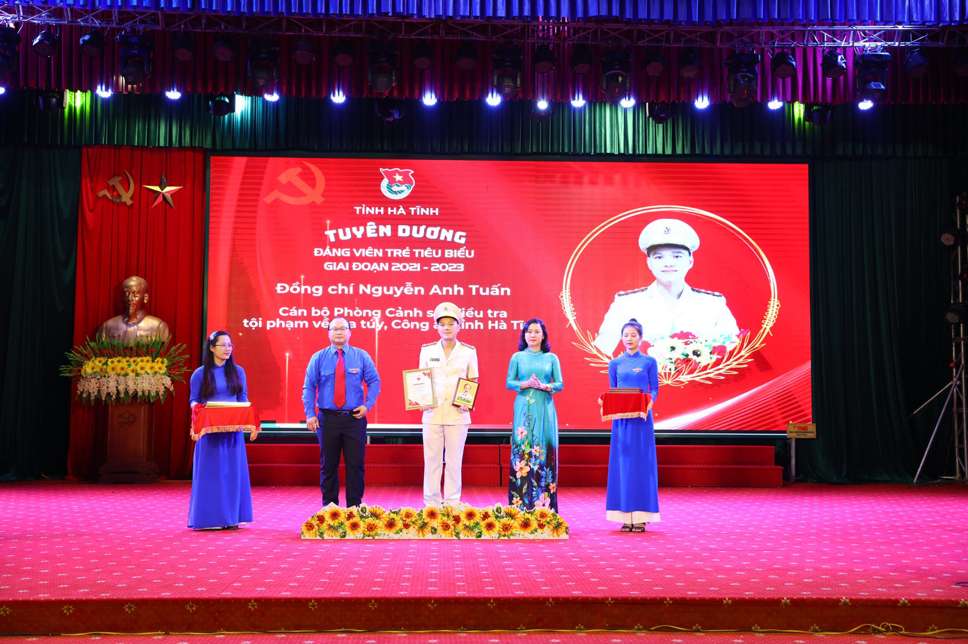 Cán bộ Phòng CSĐT Tội phạm về ma tuý Công an Hà Tĩnh được tuyên dương.