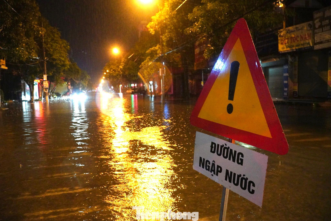 Đường Nguyễn Du và đường Hải Thượng Lãn Ông bị ngập, lực lượng chức năng cắm biển cảnh báo đường ngập nước. Đường Nguyễn Du và đường Hải Thượng Lãn Ông bị ngập, lực lượng chức năng cắm biển cảnh báo đường ngập nước.
