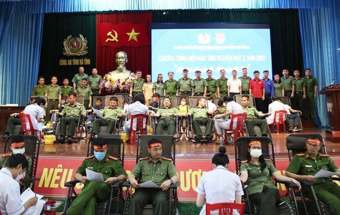 Chương trình hiến máu thu hút đông đảo cán bộ, chiến sỹ công an tham gia.