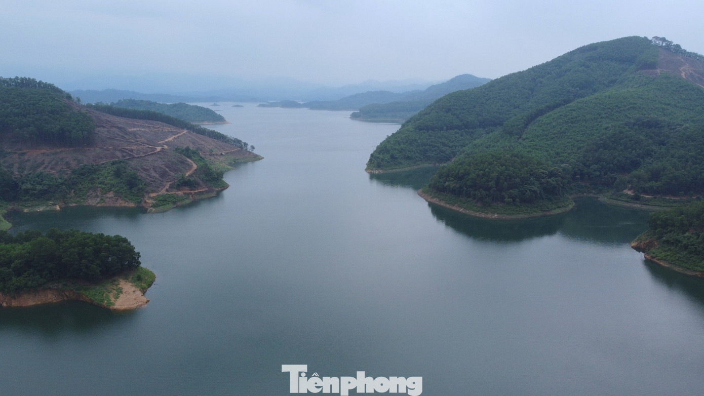 Toàn bộ diện tích hồ chứa nước Ngàn Trươi - Cẩm Trang nằm trọn trong rừng đặc dụng do Vườn Quốc gia Vũ Quang quản lý, bảo vệ. Đây được đánh giá là một vùng đất có tiềm năng, lợi thế rất lớn để phát triển với loại hình du lịch sinh thái. Toàn bộ diện tích hồ chứa nước Ngàn Trươi - Cẩm Trang nằm trọn trong rừng đặc dụng do Vườn Quốc gia Vũ Quang quản lý, bảo vệ. Đây được đánh giá là một vùng đất có tiềm năng, lợi thế rất lớn để phát triển với loại hình du lịch sinh thái.