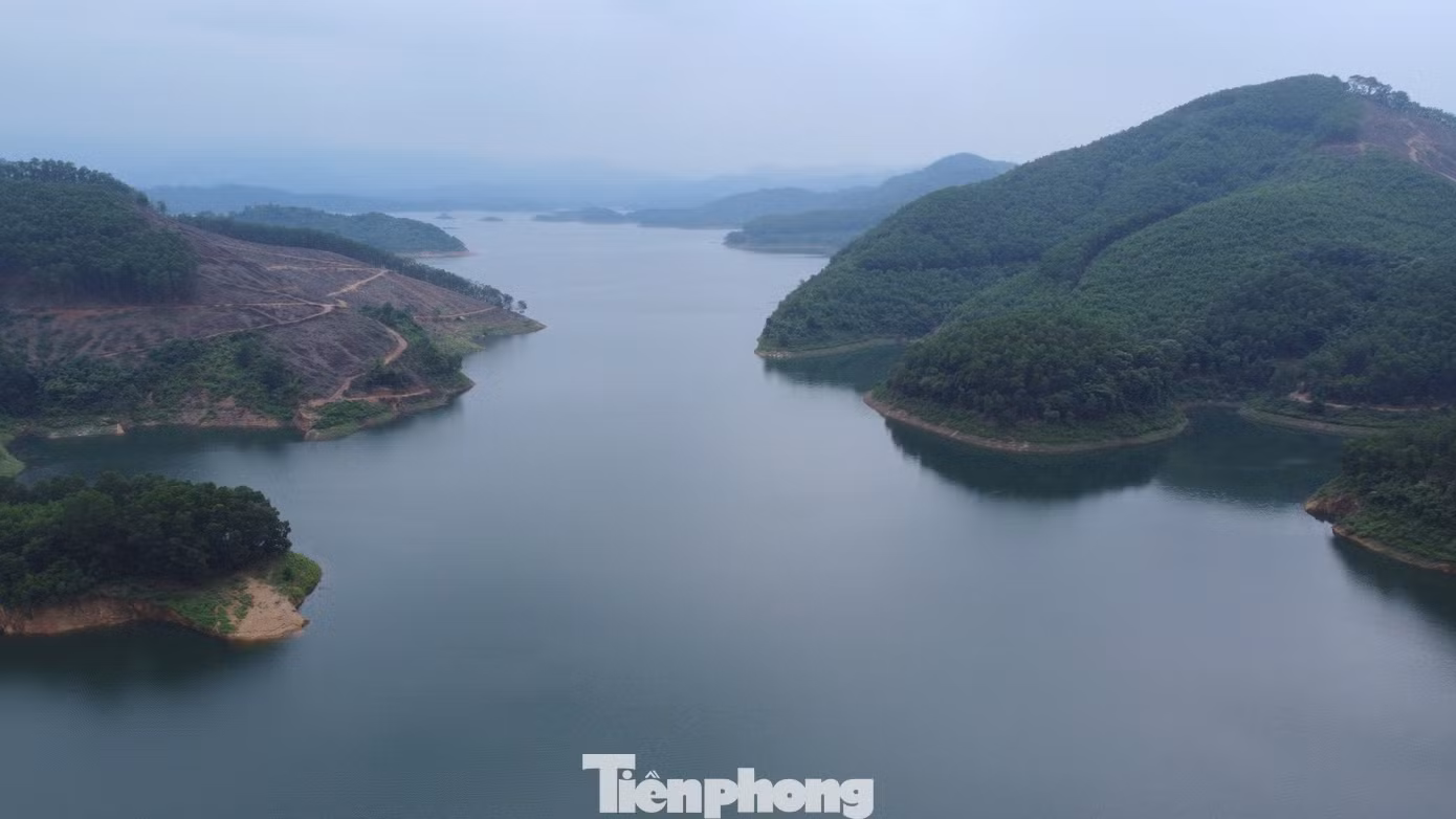 Toàn bộ diện tích hồ chứa nước Ngàn Trươi - Cẩm Trang nằm trọn trong rừng đặc dụng do Vườn Quốc gia Vũ Quang quản lý, bảo vệ. Đây được đánh giá là một vùng đất có tiềm năng, lợi thế rất lớn để phát triển với loại hình du lịch sinh thái. Toàn bộ diện tích hồ chứa nước Ngàn Trươi - Cẩm Trang nằm trọn trong rừng đặc dụng do Vườn Quốc gia Vũ Quang quản lý, bảo vệ. Đây được đánh giá là một vùng đất có tiềm năng, lợi thế rất lớn để phát triển với loại hình du lịch sinh thái.