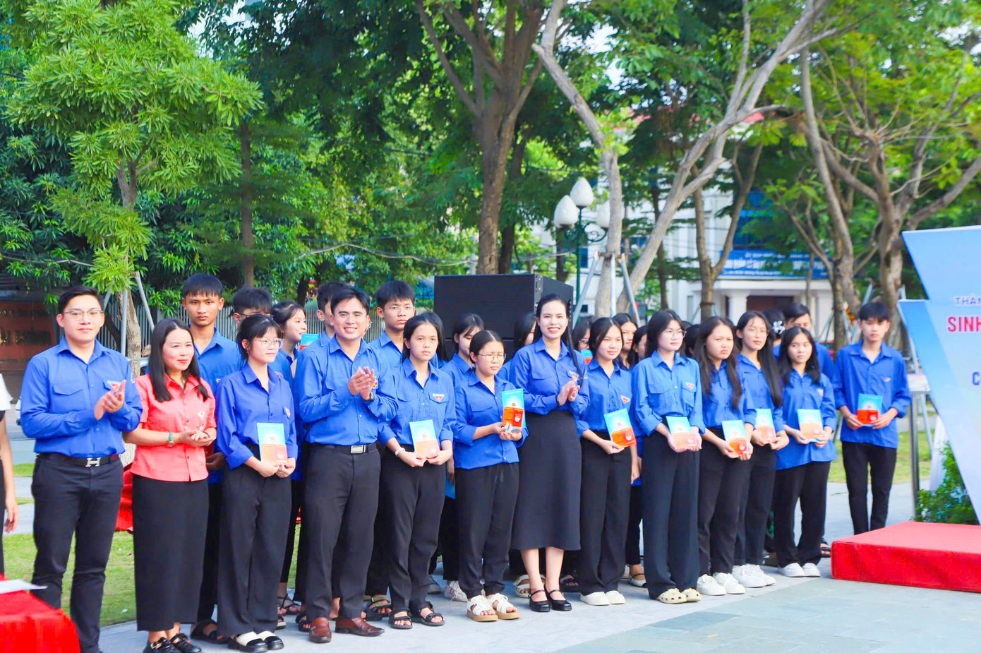Những thanh niên ưu tú đã hoàn thành lớp học "Cảm tình Đoàn", có thành tích học tập tốt, phẩm chất đạo đức tốt trong quá trình học tập, rèn luyện. Những thanh niên ưu tú đã hoàn thành lớp học "Cảm tình Đoàn", có thành tích học tập tốt, phẩm chất đạo đức tốt trong quá trình học tập, rèn luyện.