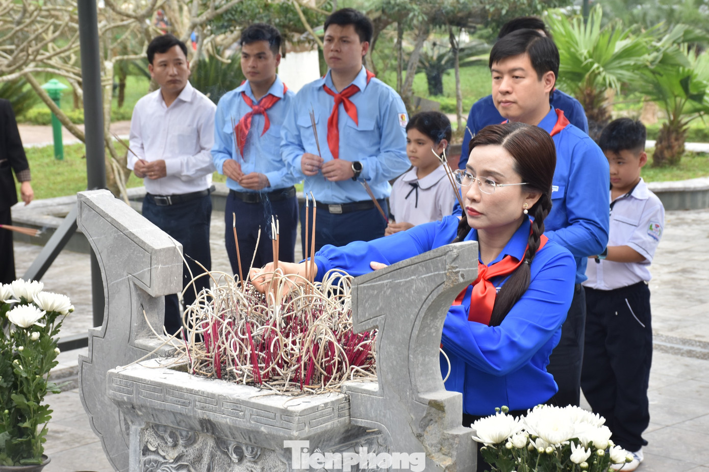 Đoàn đại biểu dâng hương tại khu mộ Anh hùng liệt sỹ Lý Tự Trọng. (Ảnh HN)