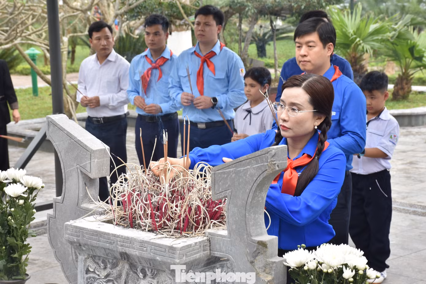 Đoàn đại biểu dâng hương tại khu mộ Anh hùng liệt sỹ Lý Tự Trọng. (Ảnh HN)