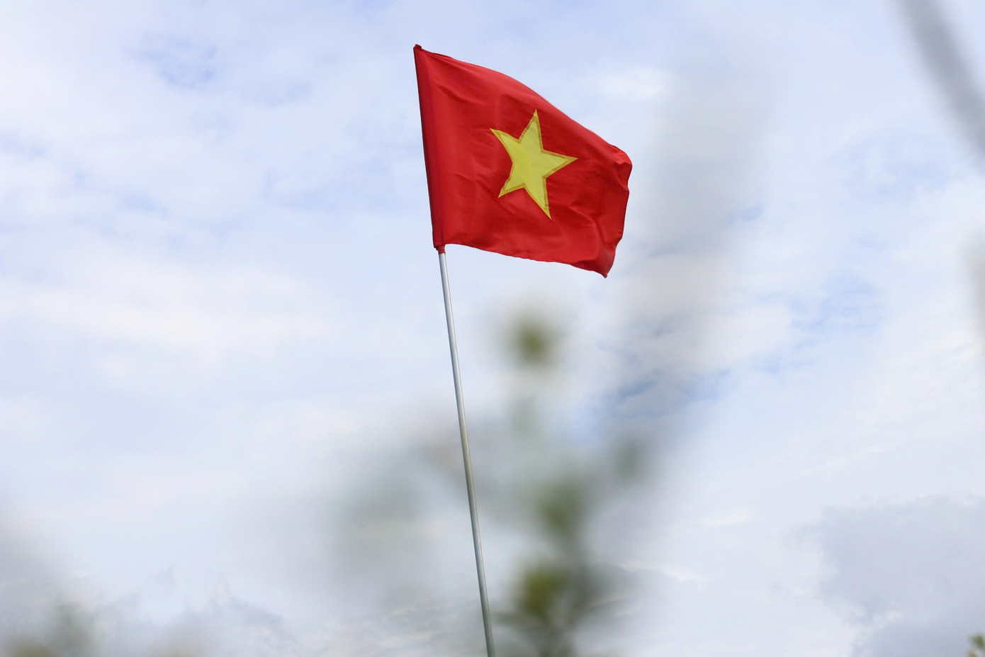 Lá cờ đỏ chính là biểu tượng của tinh thần đoàn kết, lòng yêu nước, tự tôn dân tộc của mỗi người dân. Đó cũng là tình yêu, niềm tự hào lan tỏa từ thế hệ này sang thế hệ khác.