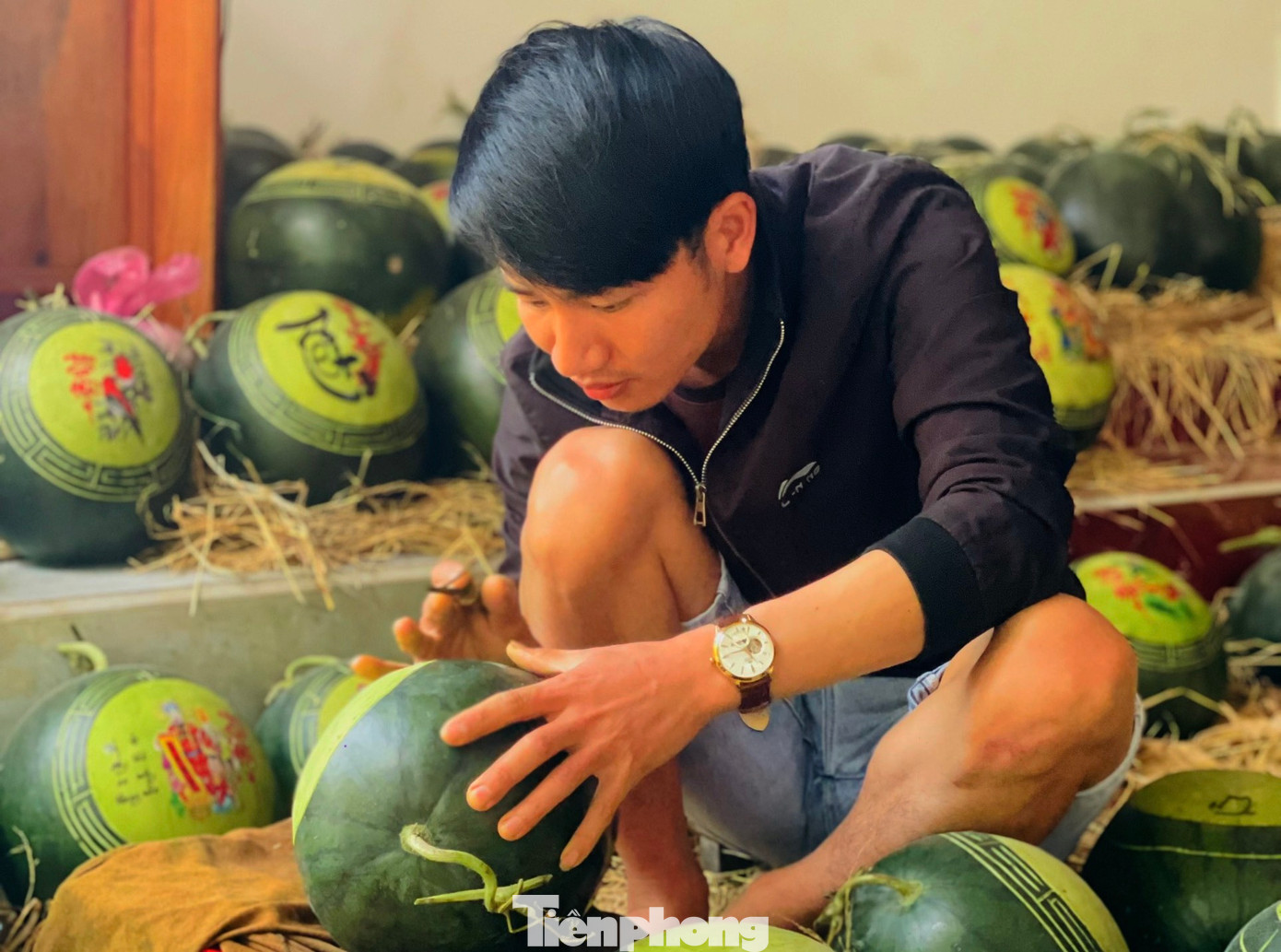 “Nhiều năm qua nhu cầu người dân mua dưa hấu điêu khắc để làm quà chưng Tết tăng cao nên năm nay tôi làm hơn 200 quả để phục vụ thị trường. Hiện tại dưa hấu đã được người dân đặt rất nhiều, tôi phải làm cả ngày đến đêm để kịp hàng giao cho khách”, anh Thiết nói.