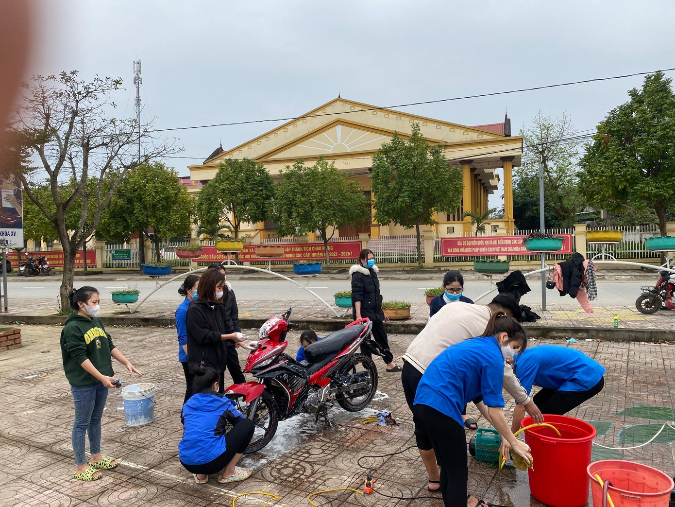 Mỗi ngày huy động từ 10-15 bạn tình nguyện viên tham gia hỗ trợ.