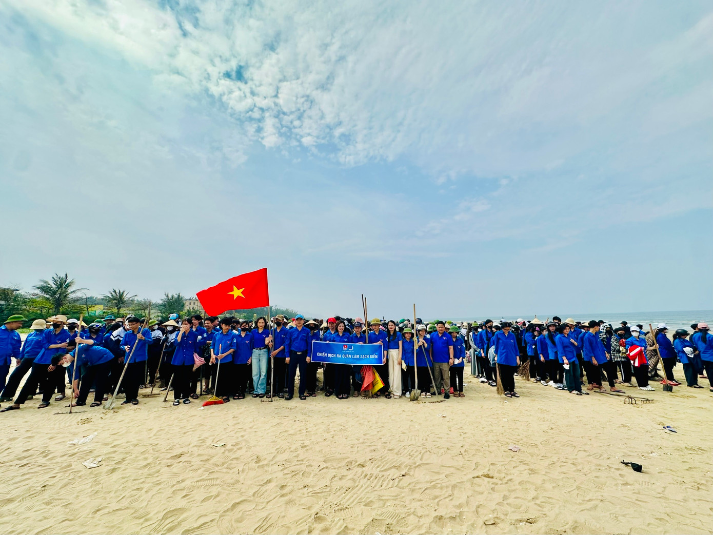 Thành Đoàn Hà Tĩnh vừa huy động 400 đoàn viên thanh niên Trường THPT Nguyễn Trung Thiên và 6 xã bãi ngang ra quân vệ sinh môi trường, làm sạch biển Thạch Hải. Thành Đoàn Hà Tĩnh vừa huy động 400 đoàn viên thanh niên Trường THPT Nguyễn Trung Thiên và 6 xã bãi ngang ra quân vệ sinh môi trường, làm sạch biển Thạch Hải.