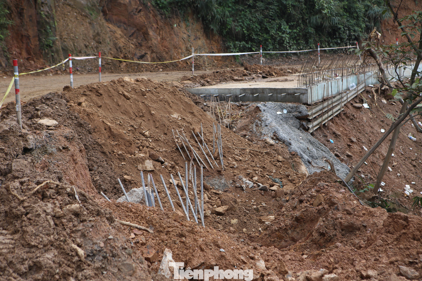 Do thời tiết không thuận lợi, phương tiện qua lại đông nên khó khăn trong sửa chữa. Công nhân chỉ làm việc theo từng tốp nhỏ. Một số đoạn đang thi công rất nhếch nhác, bùn lầy lội.